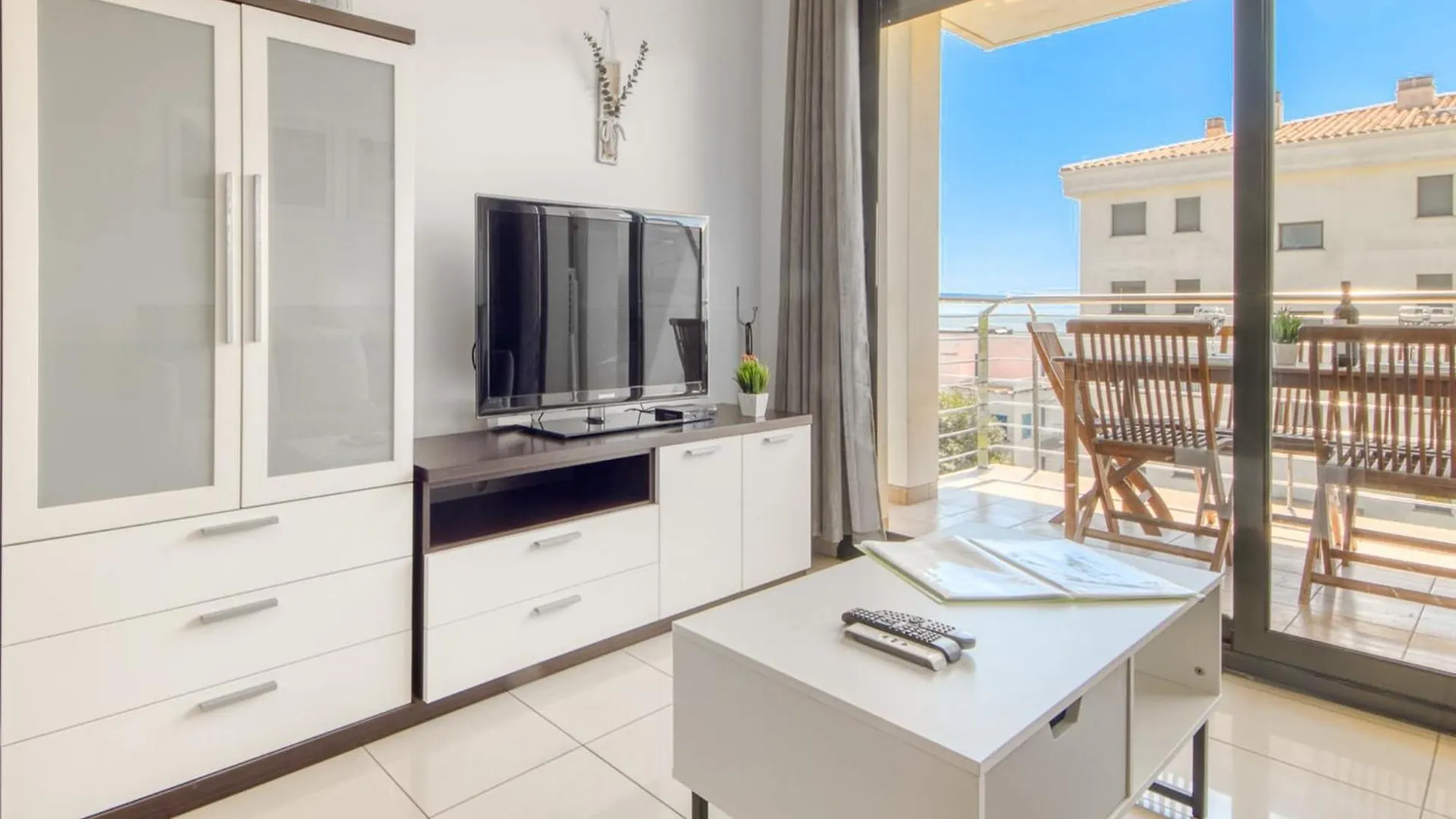 Bright Apartment In Nature Roses
