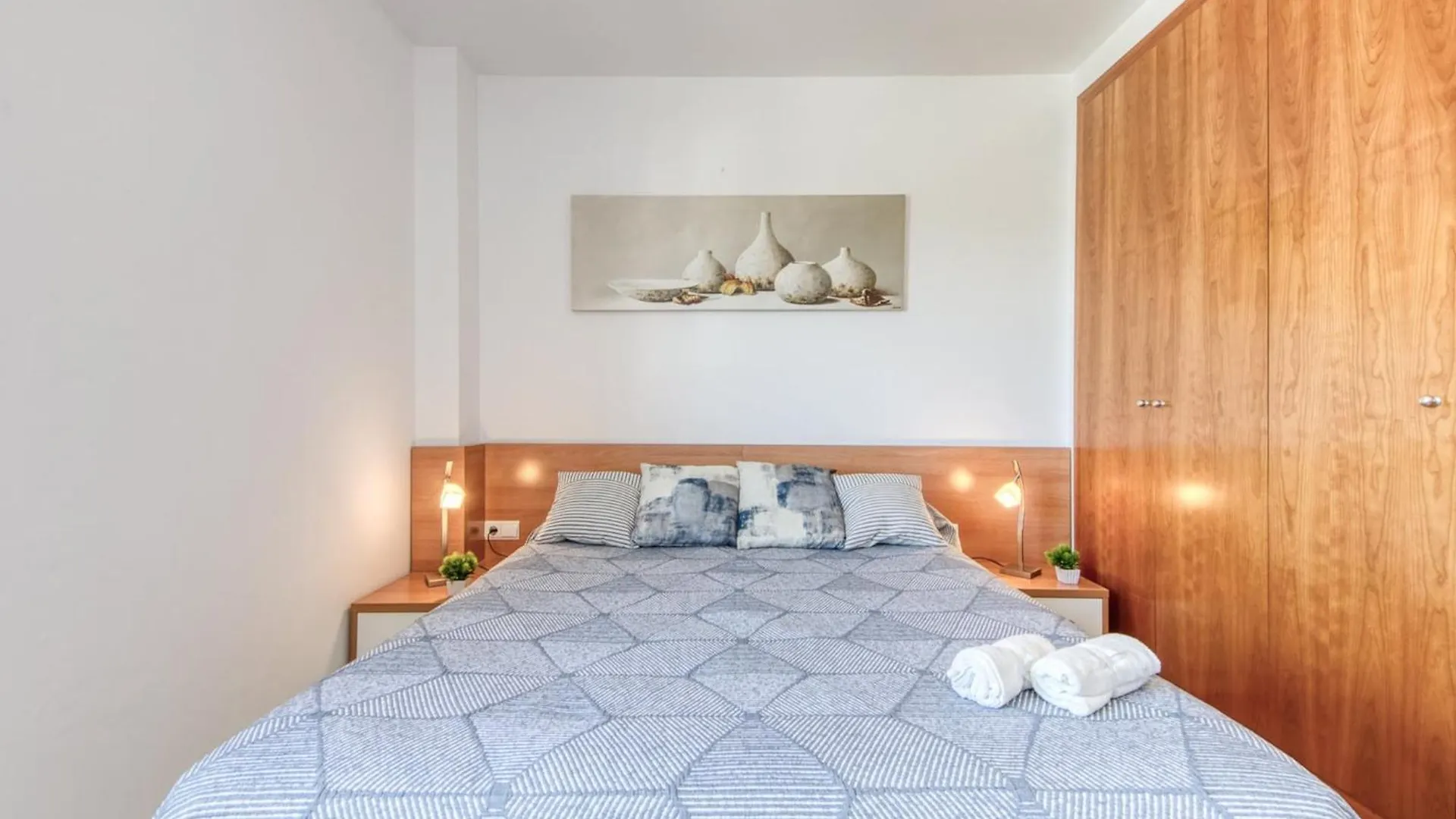 Bright Apartment In Nature Roses
