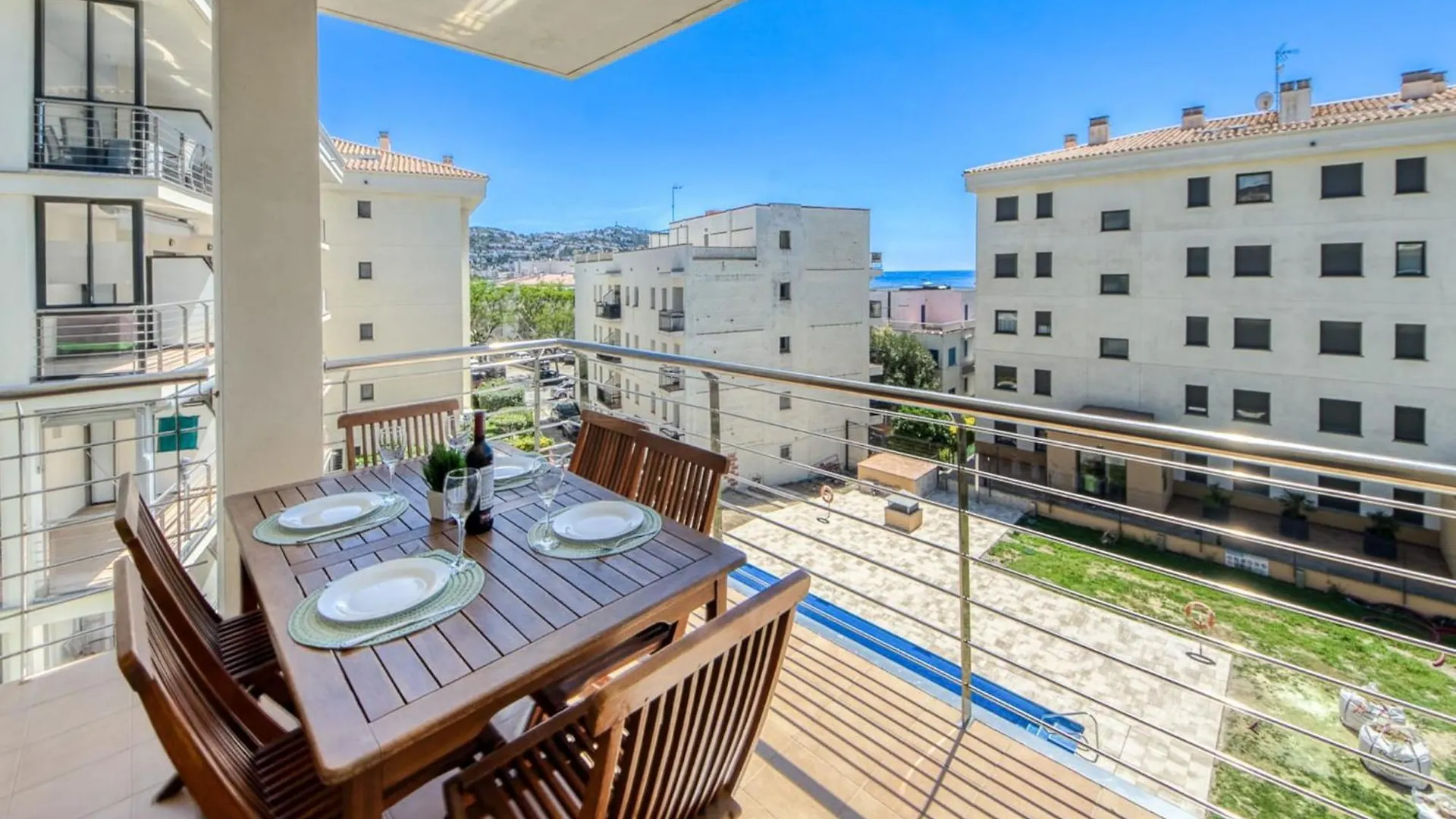 Bright Apartment In Nature Roses