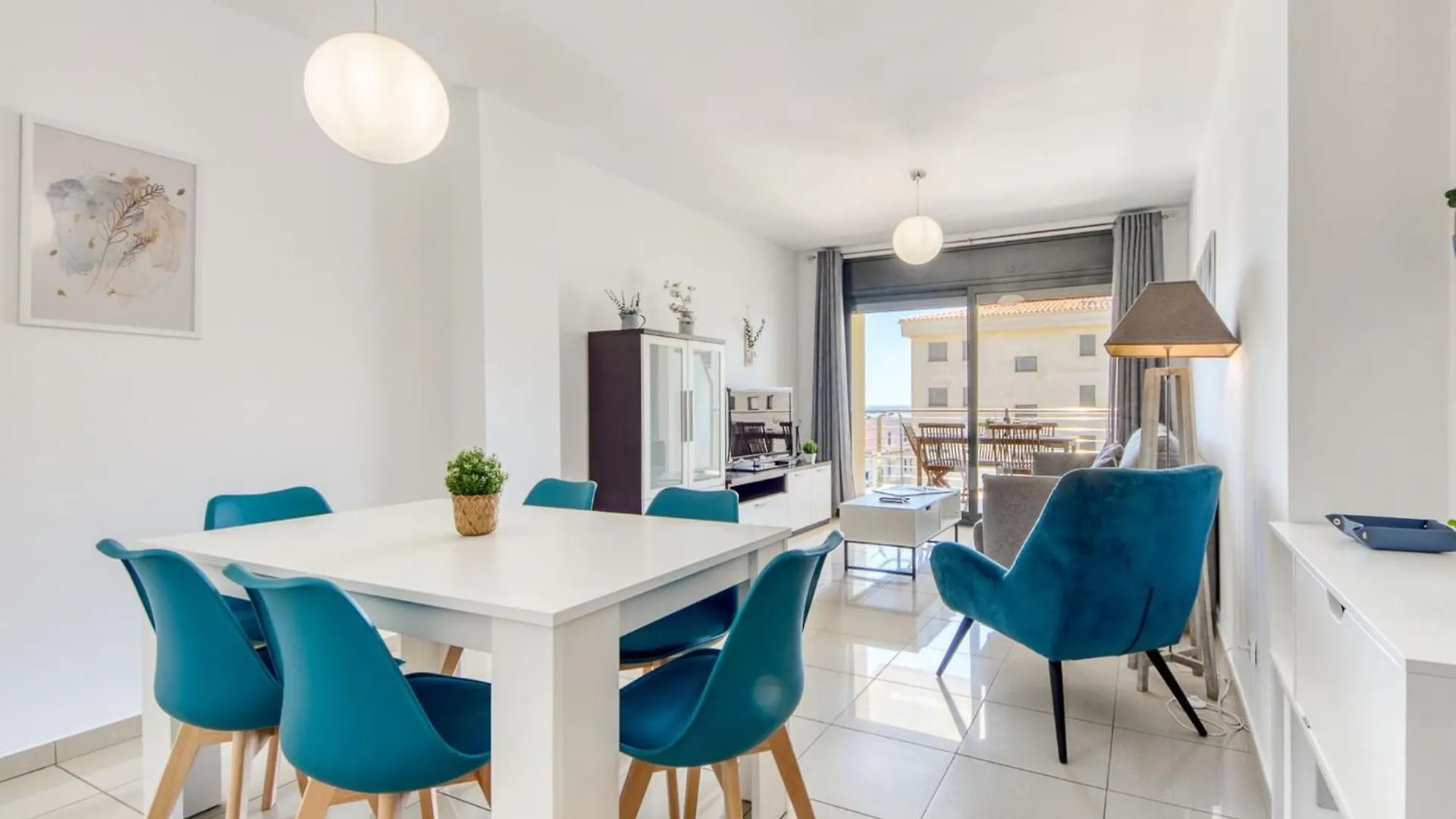 Bright Apartment In Nature Roses