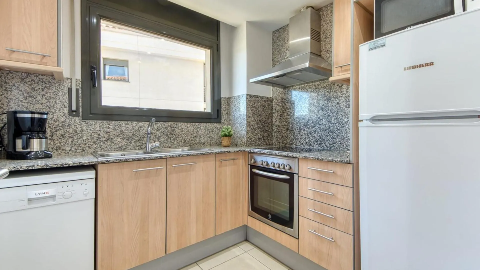 Bright Apartment In Nature Roses