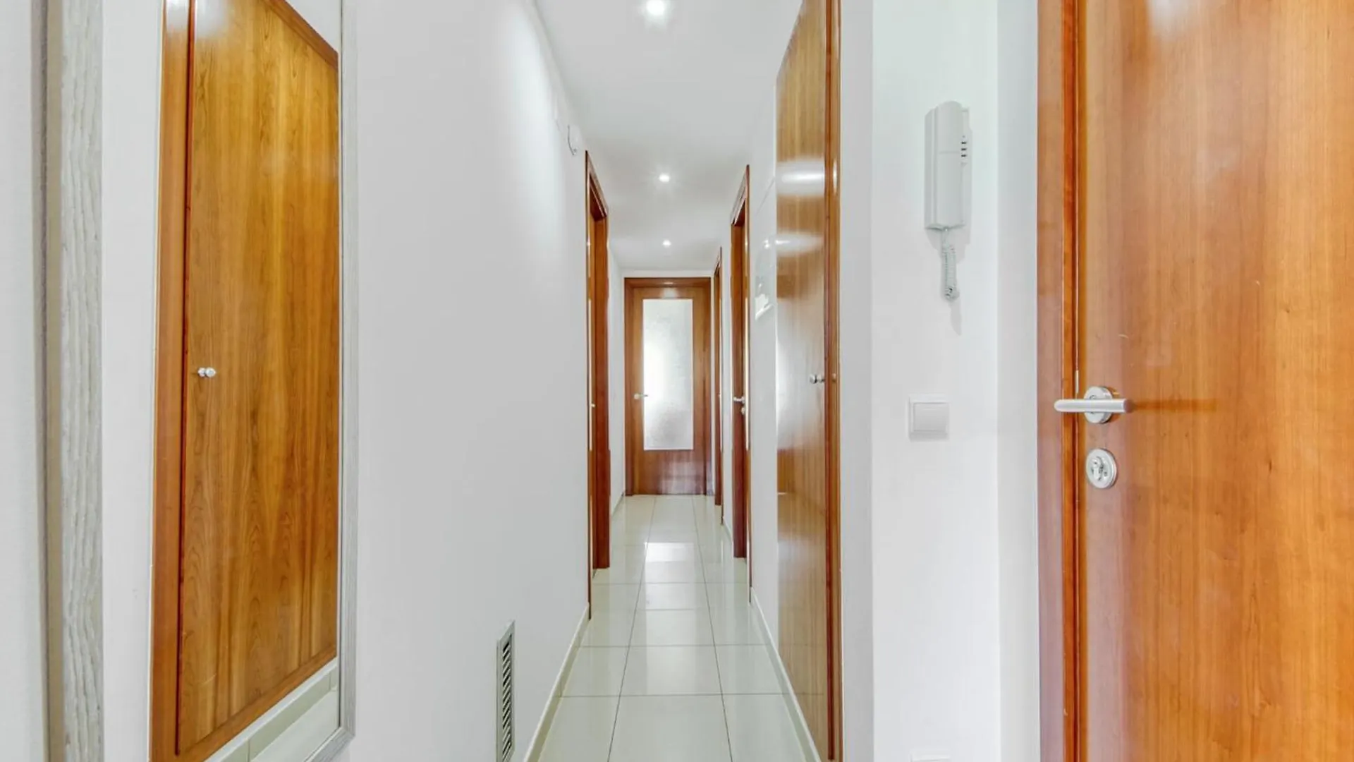 Bright Apartment In Nature Roses