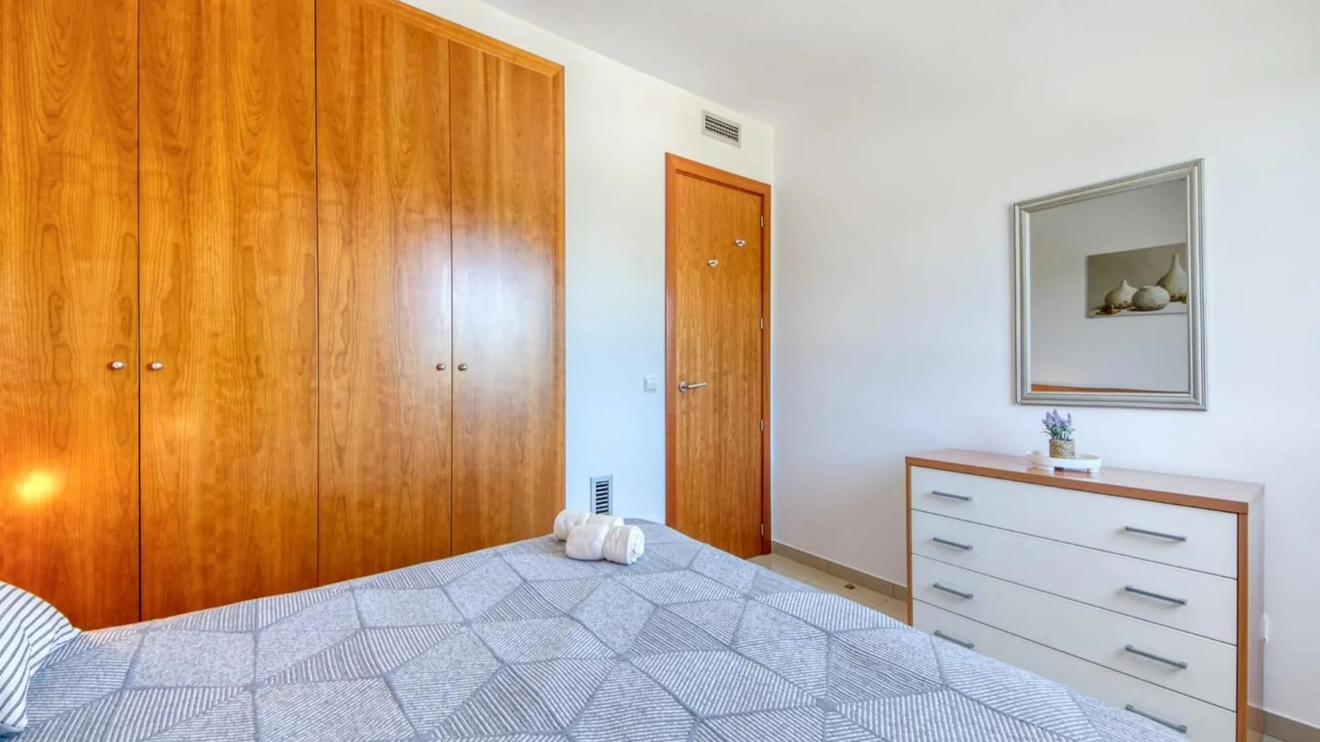 Bright Apartment In Nature Roses